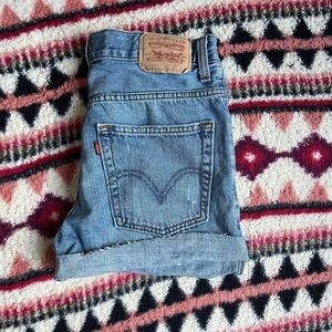 Cropped Levi’s Shorts